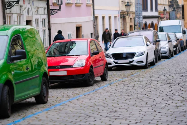 Autó parkolás az utcán egy prágai óvárosban — Stock Fotó