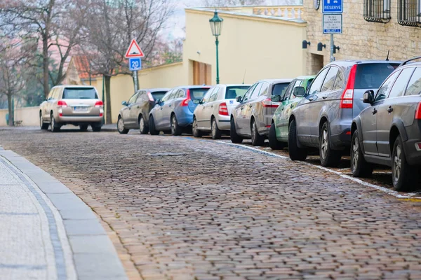 Parkowanie samochodów na ulicy na starym mieście w Pradze — Zdjęcie stockowe