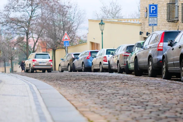 Parkování aut na ulici ve starém městě Prahy — Stock fotografie