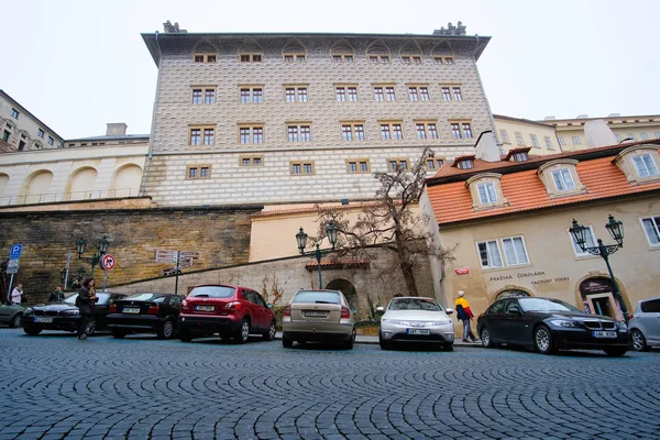 Auto's parkeren op een straat in een oude stad van Praag — Stockfoto