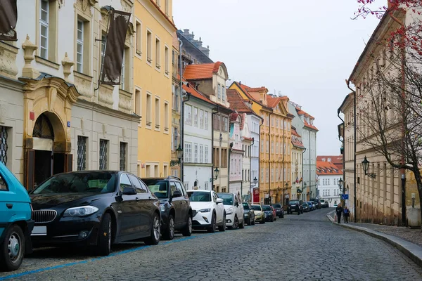 Aparcamiento de coches en una calle de la Ciudad Vieja de Praga — Foto de Stock