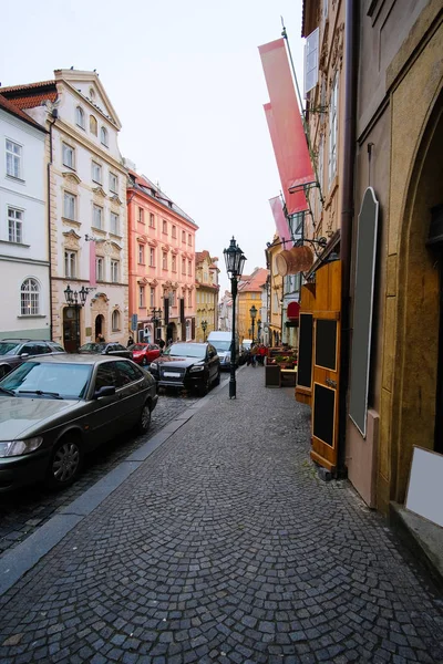 Aparcamiento de coches en una calle de la Ciudad Vieja de Praga — Foto de Stock