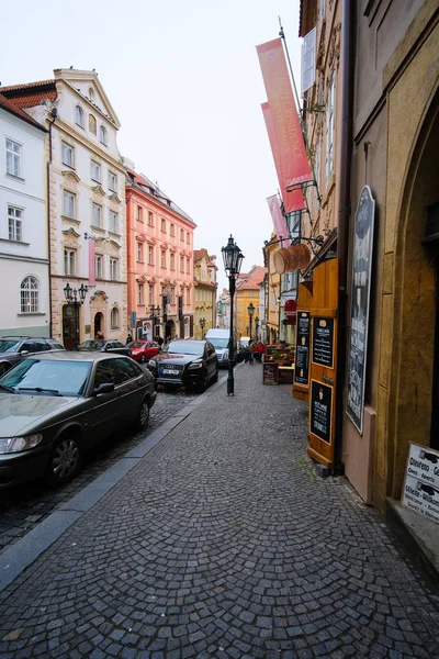 Aparcamiento de coches en una calle de la Ciudad Vieja de Praga — Foto de Stock