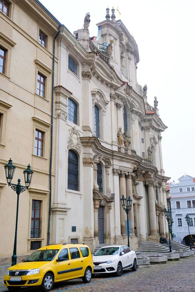 Parcheggio auto su una strada in un centro storico di Praga — Foto Stock