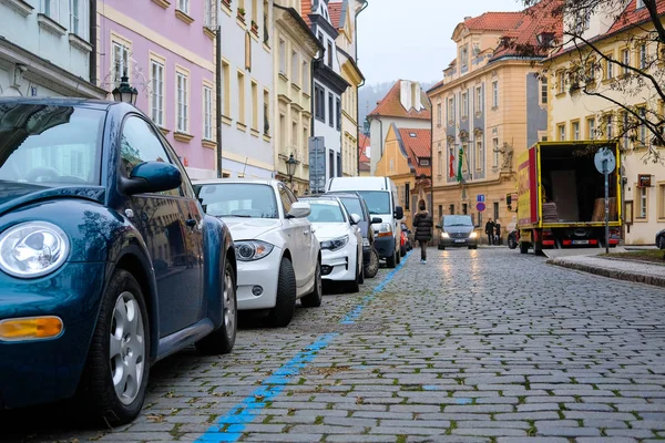 Parkování aut na ulici ve starém městě Prahy — Stock fotografie