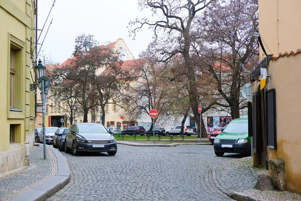 Aparcamiento de coches en una calle de la Ciudad Vieja de Praga —  Fotos de Stock