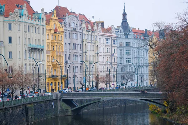 Panorama de una antigua Praga, puentes y terraplén del río Vitava — Foto de Stock