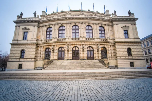 Le music-hall et la galerie d'art Rudolfinum à Prague — Photo