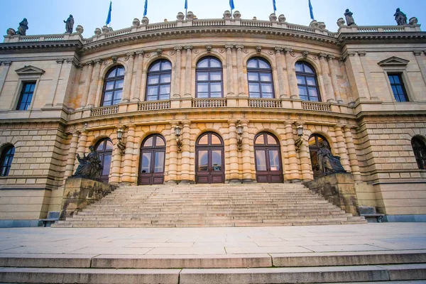 A Rudolfinum zenei csarnok és művészeti galéria Prágában — Stock Fotó