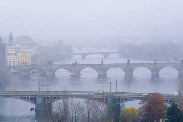 Panorama di una vecchia Praga, ponti e argine del fiume Vitava — Foto Stock