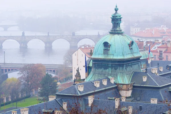 Aussicht auf das alte Prag, Brücken und den Damm des Flusses Vitava — Stockfoto