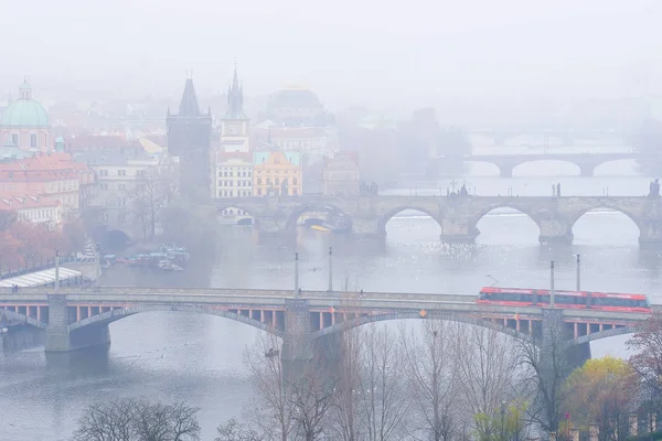 Panorama starej Pragi, mostów i nasypu rzeki Vitava — Zdjęcie stockowe