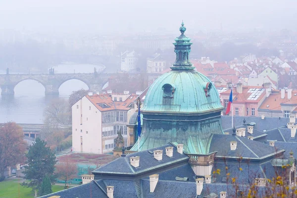 Aussicht auf das alte Prag, Brücken und den Damm des Flusses Vitava — Stockfoto