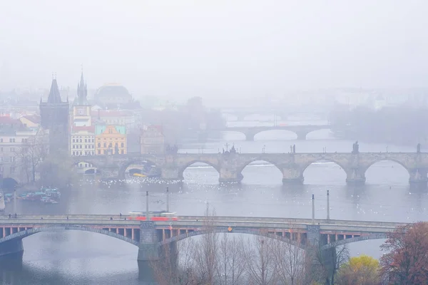 Panorama de una antigua Praga, puentes y terraplén del río Vitava —  Fotos de Stock