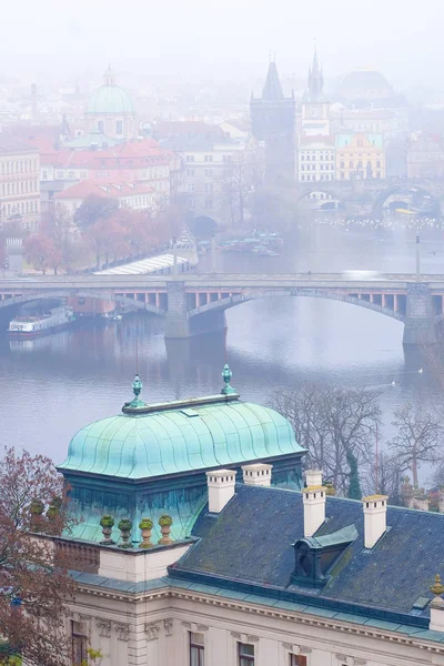 Panorama starej Pragi, mostów i nasypu rzeki Vitava — Zdjęcie stockowe