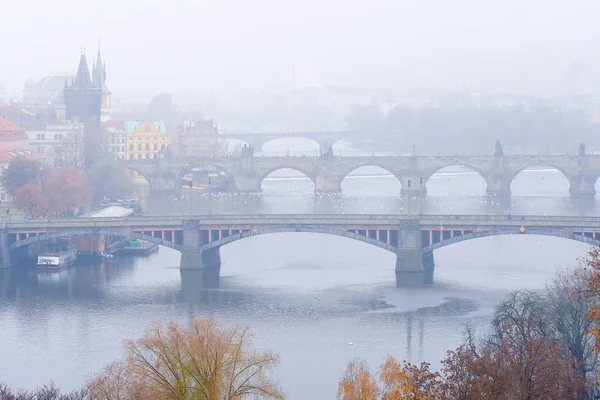 Panorama de una antigua Praga, puentes y terraplén del río Vitava — Foto de Stock