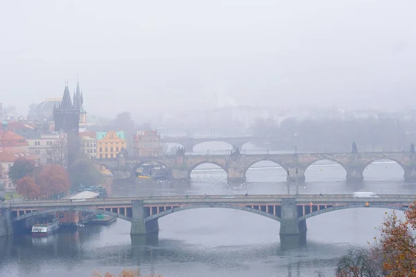 Panorama staré Prahy, mostů a nábřeží řeky Vitava — Stock fotografie