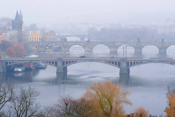 Panorama staré Prahy, mostů a nábřeží řeky Vitava — Stock fotografie