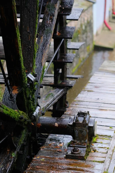 Vodní mlýn v historické části Prahy — Stock fotografie