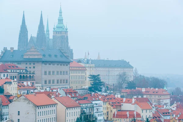 Panorama d'une vieille Prague avec la cathédrale Saint-Vitus et le château de Prague — Photo