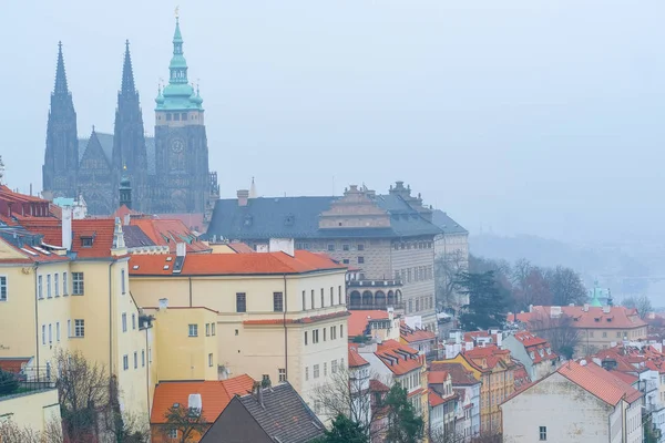 Panorama de una antigua Praga con la Catedral de San Vito y el Castillo de Praga — Foto de Stock
