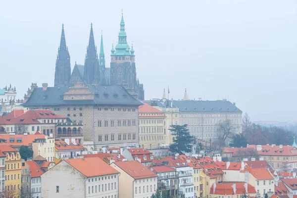 Panorama d'une vieille Prague avec la cathédrale Saint-Vitus et le château de Prague — Photo