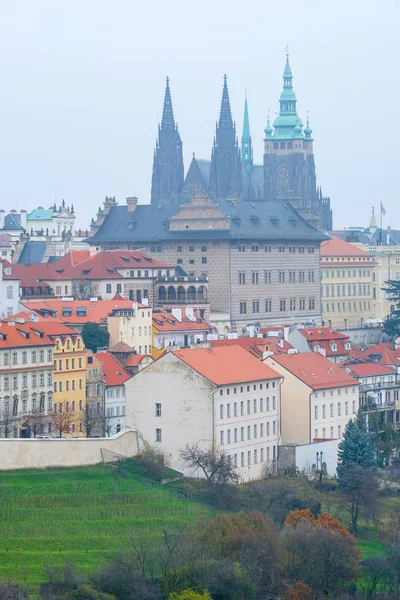 Panorama de una antigua Praga con la Catedral de San Vito y el Castillo de Praga — Foto de Stock