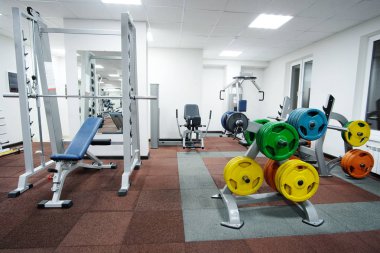  Fitness ekipmanları ile fitness salonu