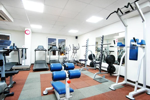 Sala de fitness com equipamento de fitness — Fotografia de Stock