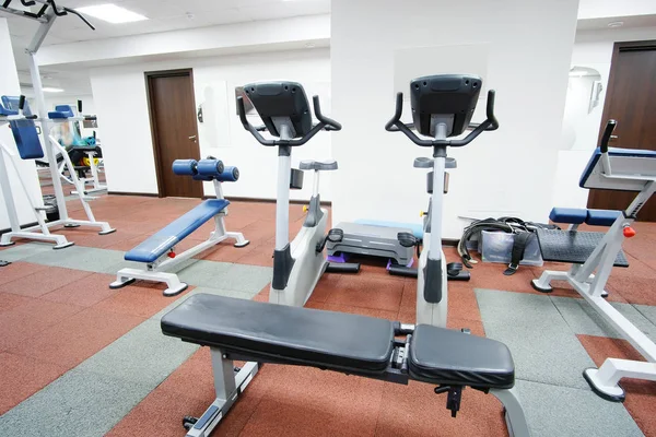 Fitness ekipmanları ile fitness salonu — Stok fotoğraf