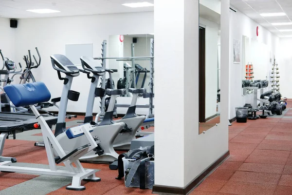 Salle de fitness avec équipement de fitness — Photo