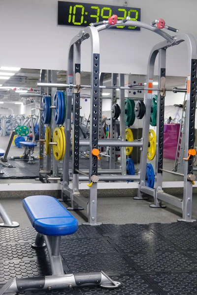 Fitness ekipmanları ile fitness salonu — Stok fotoğraf