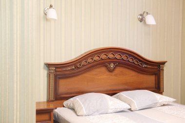  bir otel yatak odası