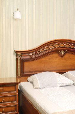 bir otel yatak odası