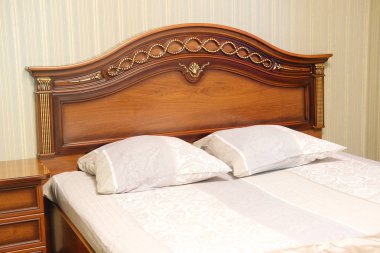  bir otel yatak odası