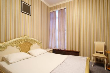  bir otel yatak odası