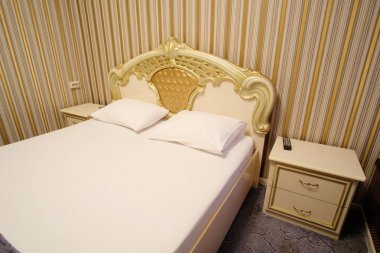  bir otel yatak odası