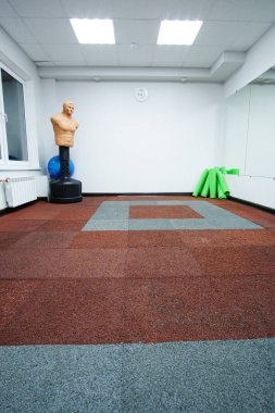 bir kum torbası ile fitness salonu