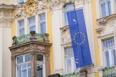 : Eski Şehir Meydanı Prag'da bir bina önü