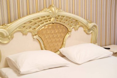 bir otel yatak odası