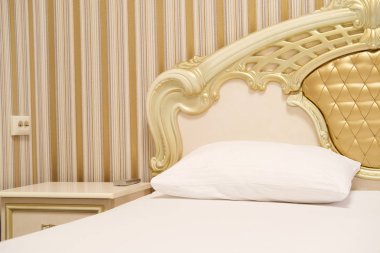 bir otel yatak odası