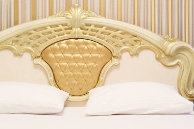 bir otel yatak odası