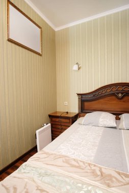 Bir otel odasının içinde.