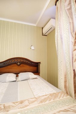 Bir otel odasının içinde.