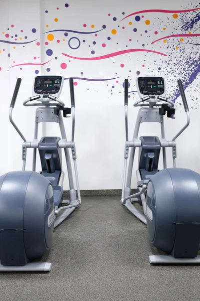 Sala fitness con attrezzi fitness — Foto Stock