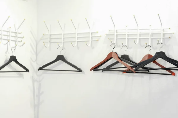 Kleiderbügel in der Garderobe — Stockfoto