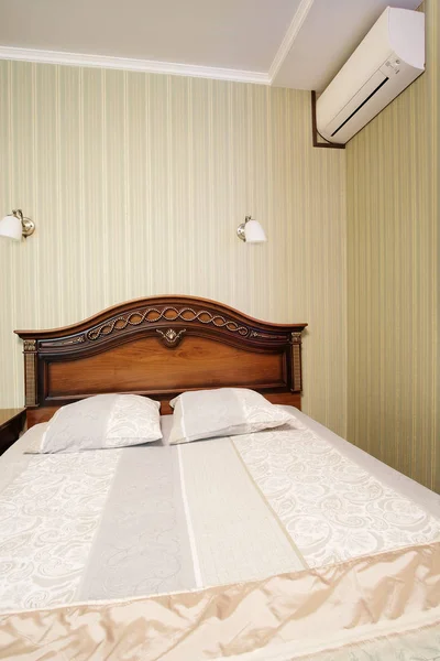 ホテルのベッドルームのインテリア — ストック写真