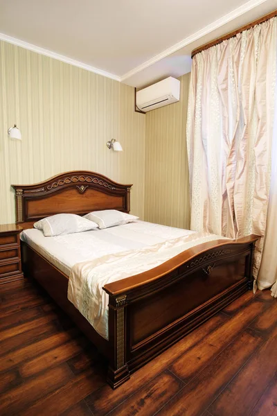 Interno di una camera da letto d'albergo — Foto Stock