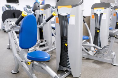 Fitness ekipmanları ile fitness salonu