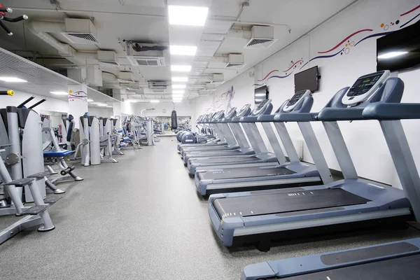 Cintas de correr en un gimnasio — Foto de Stock